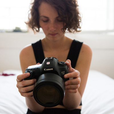 Portrait de Lucie Blush avec un appareil photo dans les mains