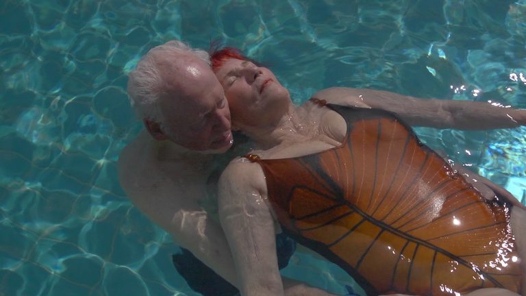 Un couple de vieux dans une piscine
